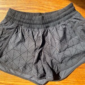 Lululemon women’s track that shorts size 6